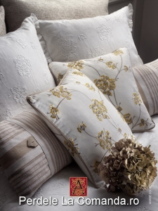 PxxA011-perne-decorative-alb-model-floral-auriu